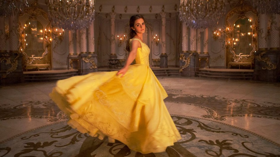 Emma Watson con l'abito giallo di Belle nella celebre scena del valzer in "La Bella e La Bestia"